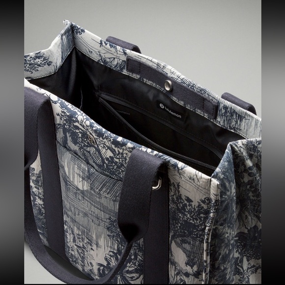 🍋💙 NWT Lululemon Boxy Tote Bag 10L Print Sketch Toile Turtledove Navy/Obsidian - Picture 5 of 16